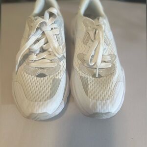 Sorel Shoe Size 8 White Lace Up Chunky Heel Perforated Rubber
Sole Sneakers